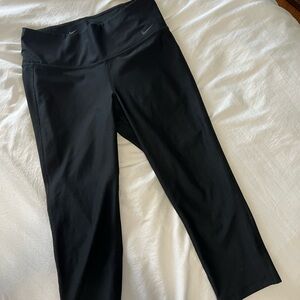 woman’s cropped nike black leggings